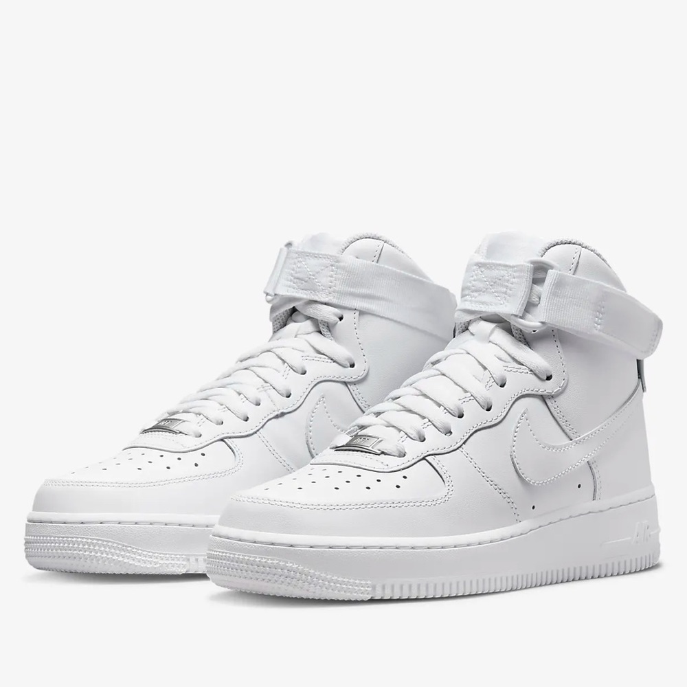 EUC NIKE Air Force 1 '07 Mid Rec Sneaker